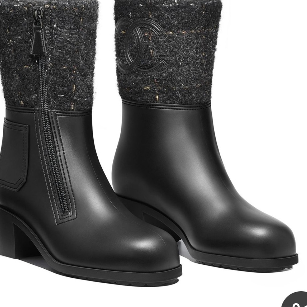Black Mid-Calf Winter Boots with Textured Upper
